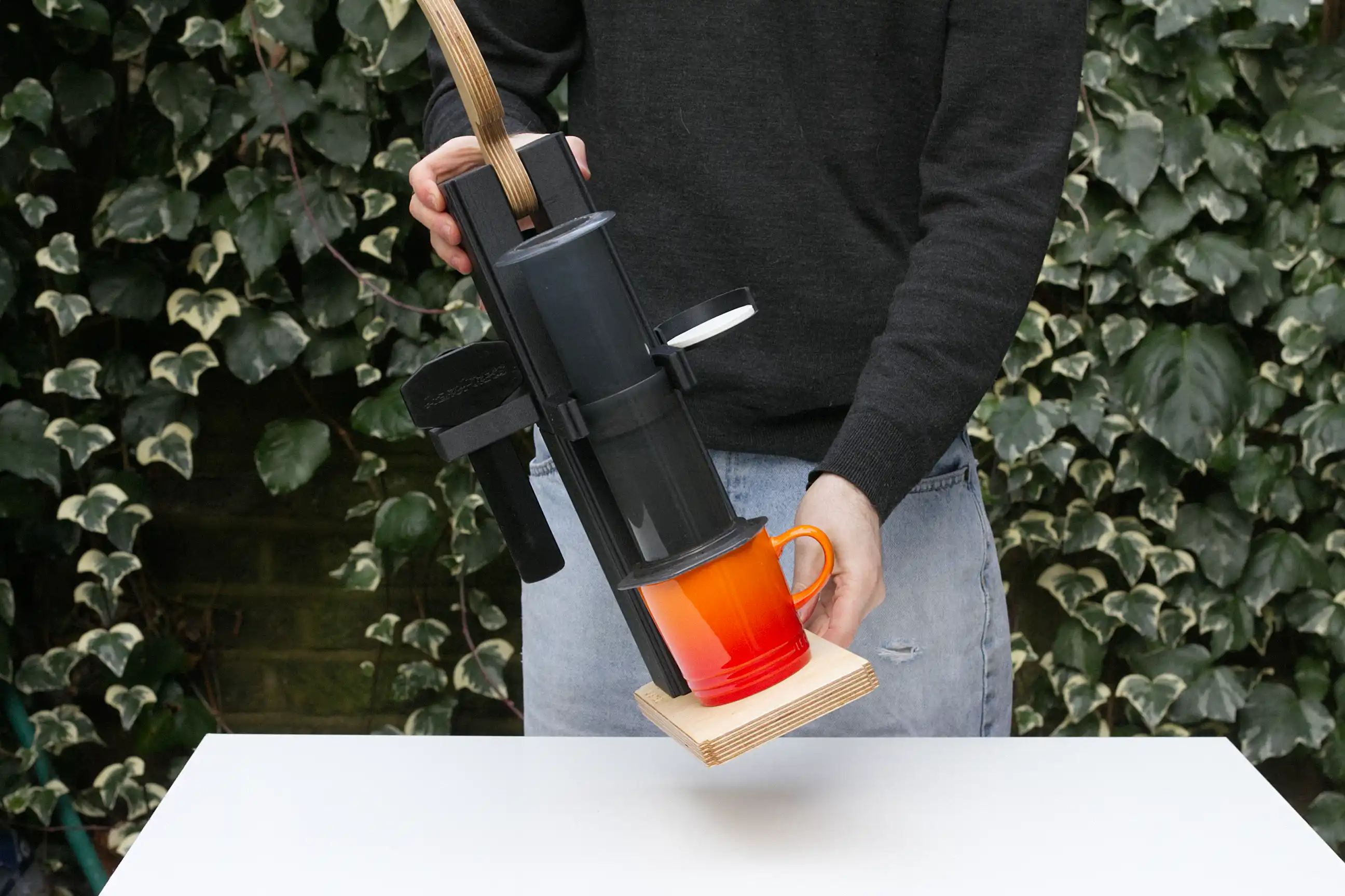 Levermatic holding AeroPress securely